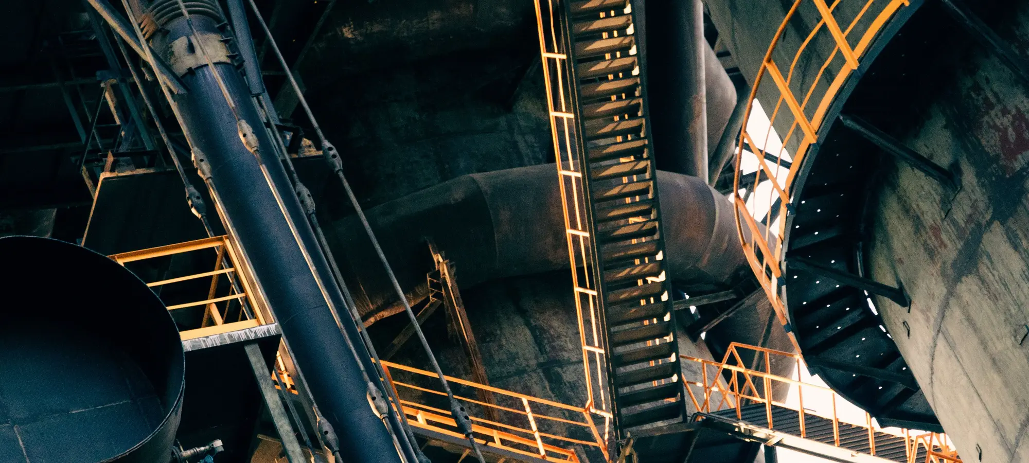 Estrutura metálica industrial com escadas e passarelas